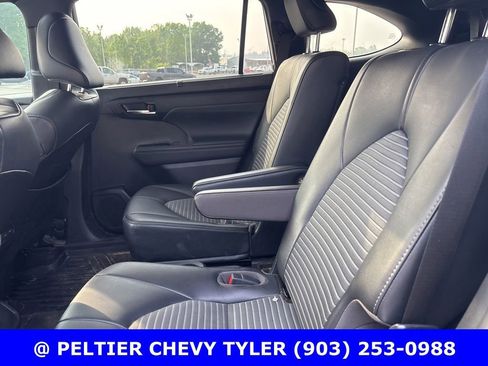 Used 2021 Toyota Highlander XSE FWD image 19