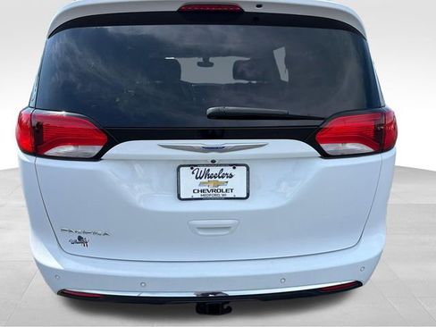 Used 2018 Chrysler Pacifica Touring-L Plus FWD image 4