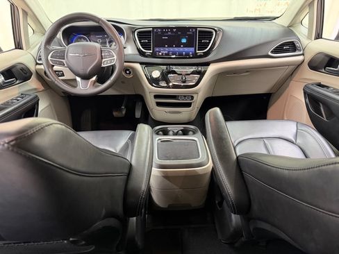 Used 2023 Chrysler Pacifica Touring-L FWD image 29