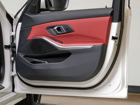 Used 2025 BMW 330i xDrive Sedan AWD/4WD image 47