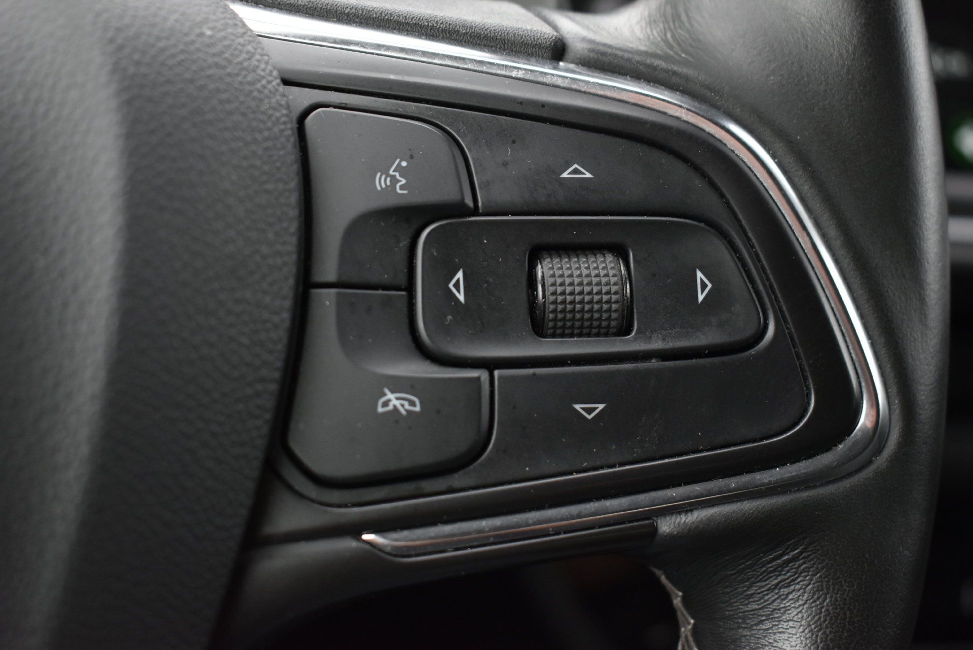 Used 2023 Buick Envision Essence AWD/4WD image 21