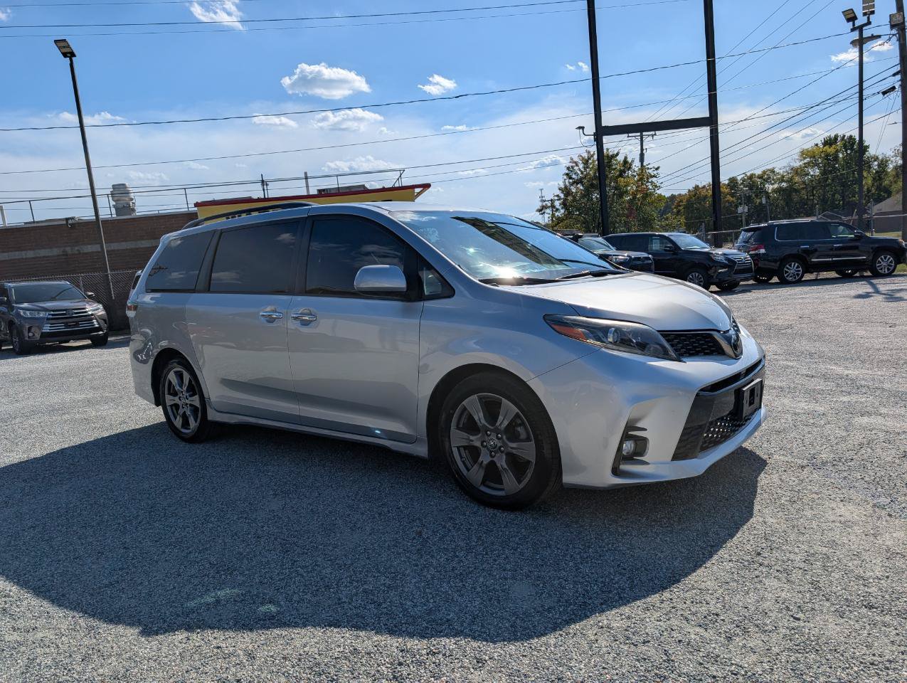 Used 2018 Toyota Sienna SE FWD image 3