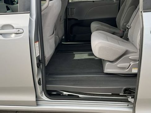 Used 2020 Toyota Sienna LE FWD image 22
