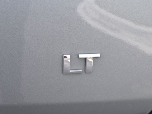 Used 2023 Chevrolet Traverse LT image 35