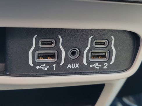 Used 2024 Chrysler Pacifica Touring-L image 28