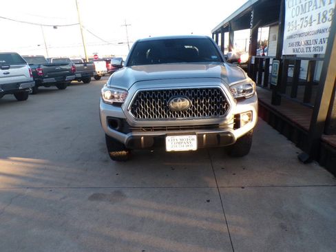Used 2019 Toyota Tacoma TRD Off-Road w/ Technology Package image 2