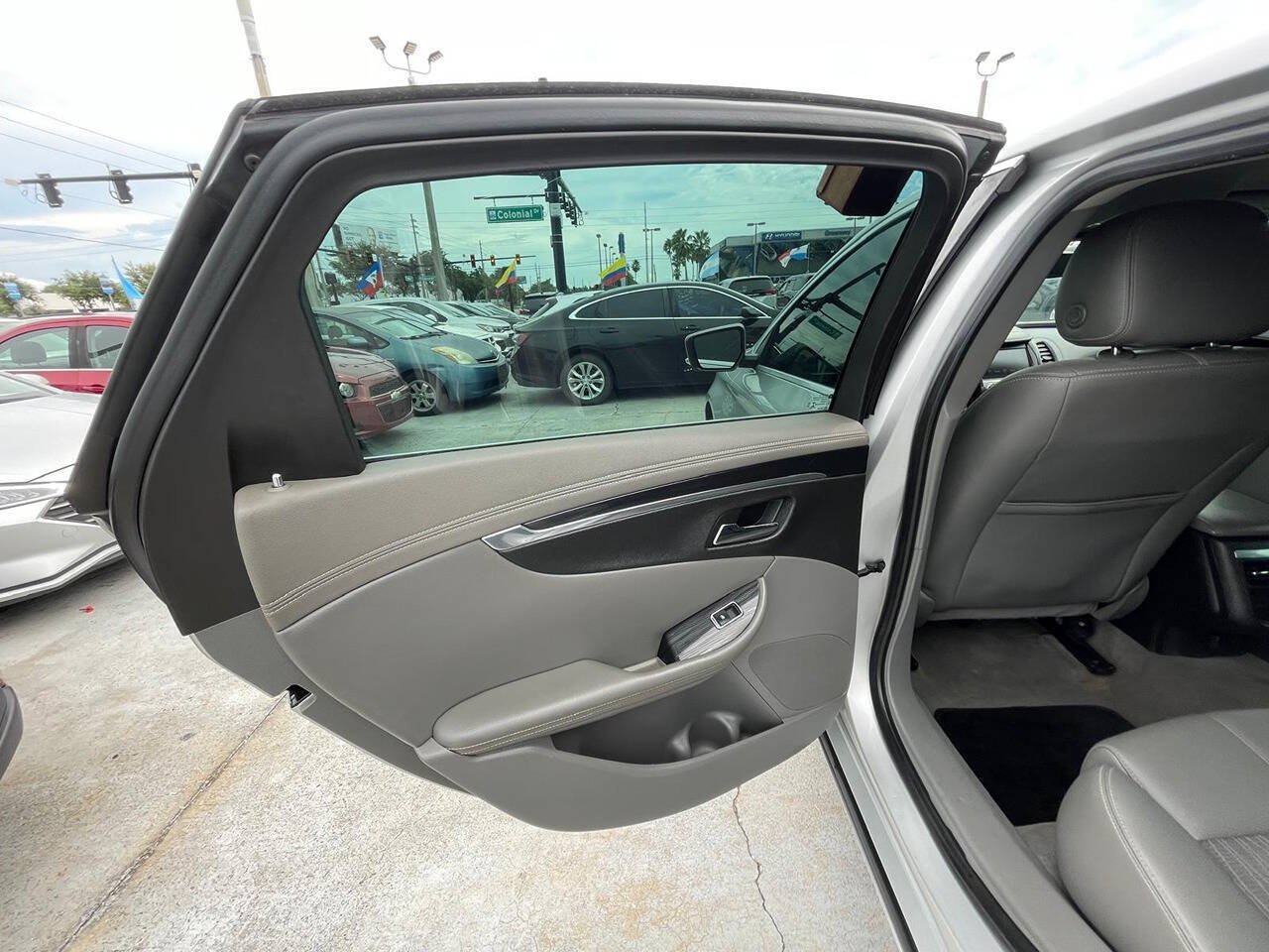 Used 2018 Chevrolet Impala LT FWD image 4