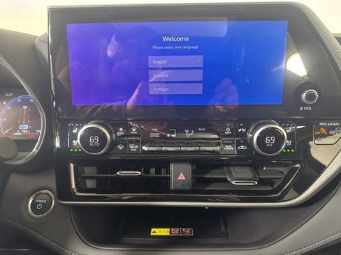 Used 2025 Toyota Highlander Platinum image 16