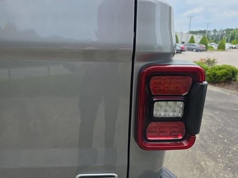 Used 2020 Jeep Gladiator Overland w/ LED Lighting Group AWD/4WD image 30