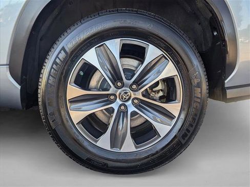 Used 2021 Toyota Highlander XLE image 24