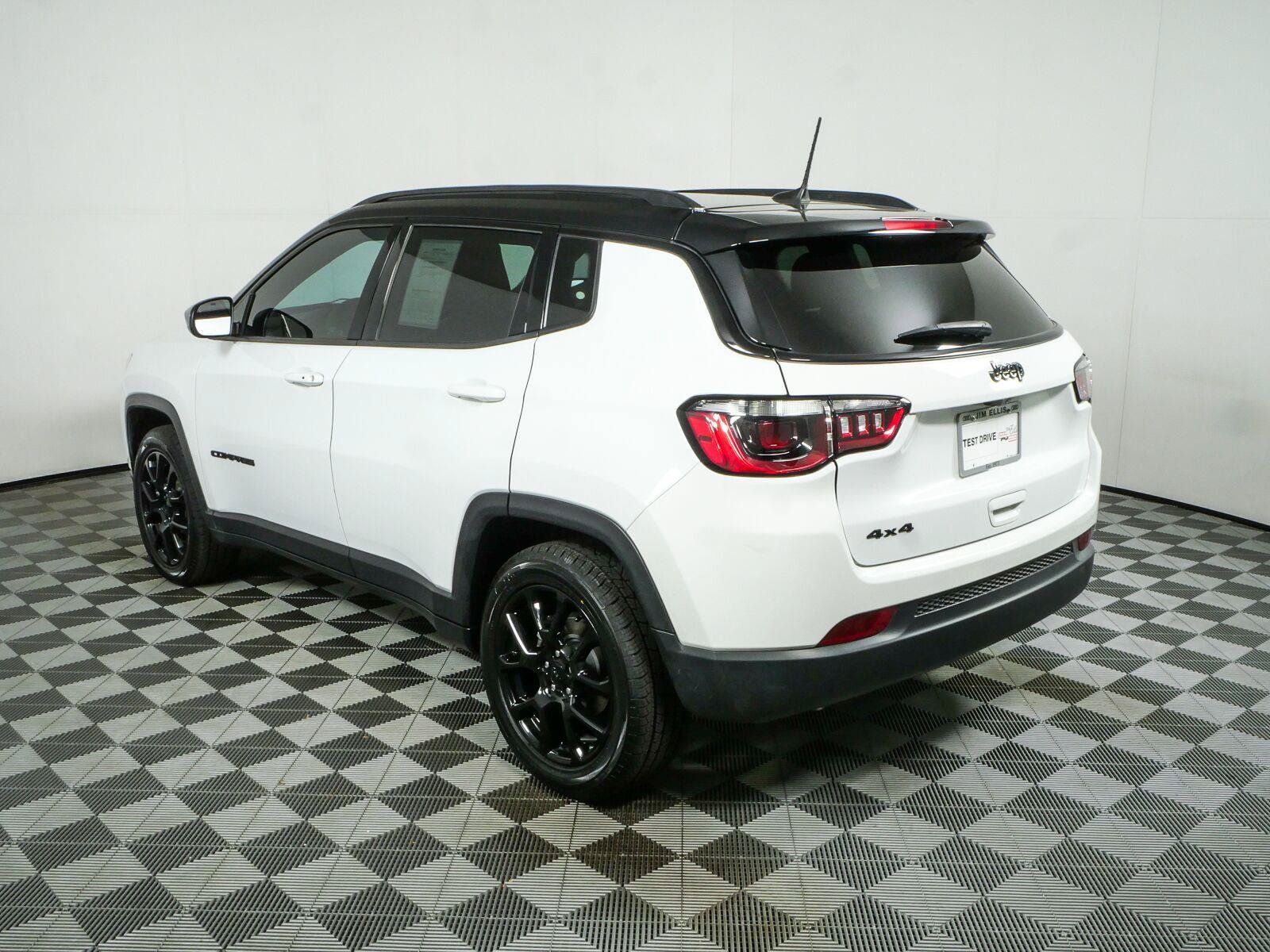 Used 2023 Jeep Compass Latitude w/ Sun and Sound Group AWD/4WD image 31