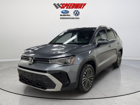 Certified 2025 Volkswagen Taos SE image 3