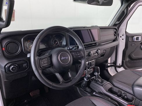 Used 2025 Jeep Wrangler Unlimited Rubicon AWD/4WD image 21