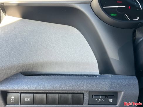 Certified 2024 Toyota Sienna XLE FWD image 34