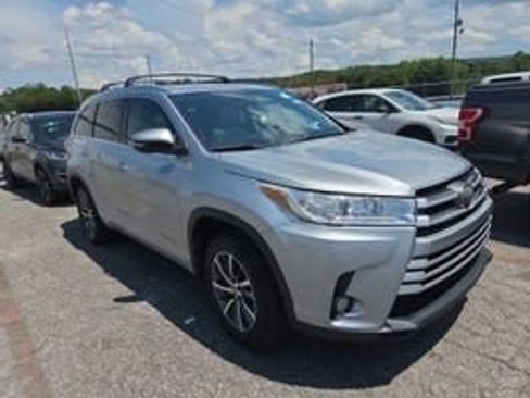 Used 2017 Toyota Highlander XLE FWD image 4