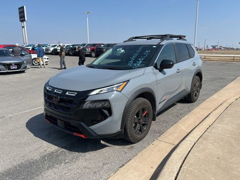 Used 2025 Nissan Rogue SV image 1