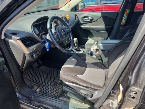 Used 2014 Jeep Cherokee Latitude w/ Cold Weather Group FWD image 11