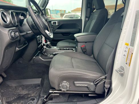 Used 2019 Jeep Wrangler Unlimited Sahara AWD/4WD image 15