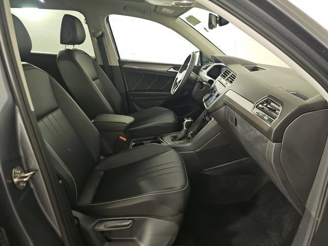 Used 2023 Volkswagen Tiguan SE w/ Panoramic Sunroof Package FWD image 7