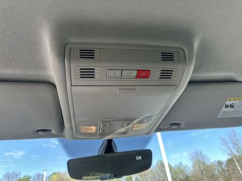 Used 2021 Volkswagen Tiguan SE image 25