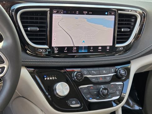 Used 2024 Chrysler Pacifica Limited FWD image 23