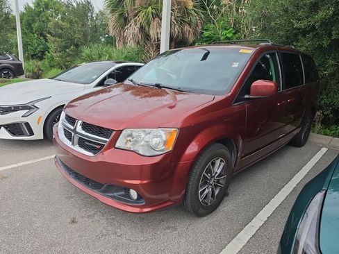 Used 2017 Dodge Grand Caravan SXT FWD image 3