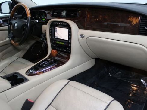 Used 2008 Jaguar XJ8 image 23