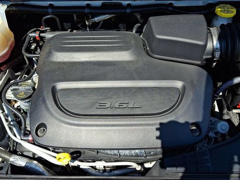 Used 2023 Chrysler Pacifica Touring-L FWD image 29