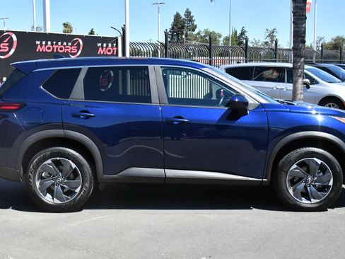 Used 2025 Nissan Rogue SV FWD image 9