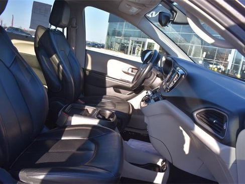Used 2018 Chrysler Pacifica Touring-L image 12