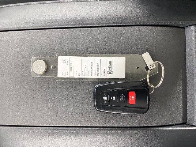 Used 2023 Toyota Highlander Platinum AWD/4WD image 31