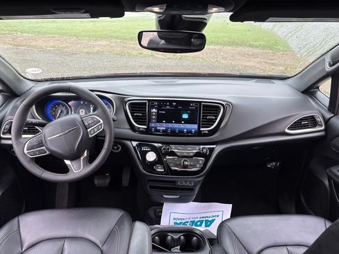 Used 2025 Chrysler Pacifica Select FWD image 19
