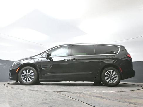 Used 2024 Chrysler Pacifica Select image 54