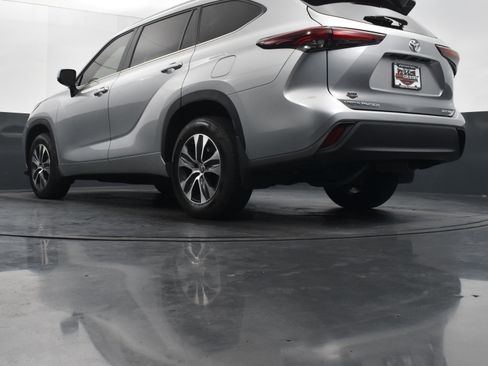 Used 2024 Toyota Highlander XLE image 38