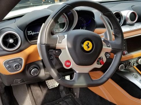 Used 2017 Ferrari California T image 8
