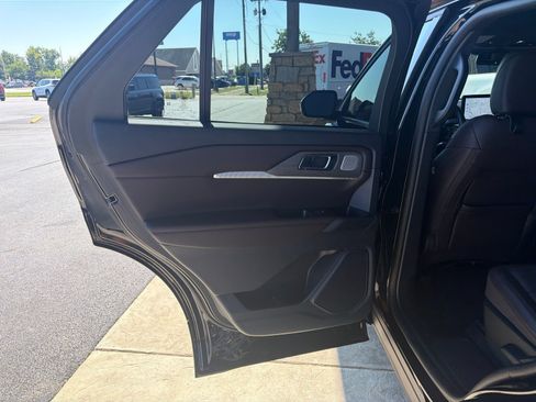Used 2025 Ford Explorer Platinum AWD/4WD image 2