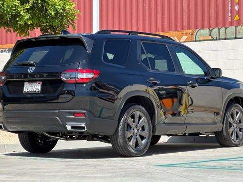 Certified 2025 Honda Pilot Sport image 8