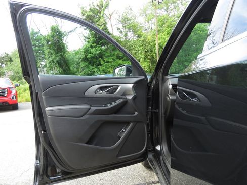 Used 2023 Chevrolet Traverse LT w/ LPO, Cargo Package AWD/4WD image 9