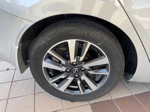 Used 2025 Nissan Versa SV w/ Trunk Package image 28