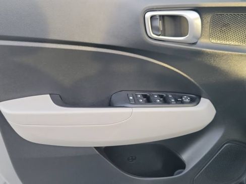 Used 2024 Hyundai Venue SEL FWD image 12