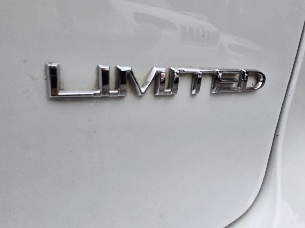Used 2018 Chrysler Pacifica Limited w/ Advanced Safetytec Group FWD image 15