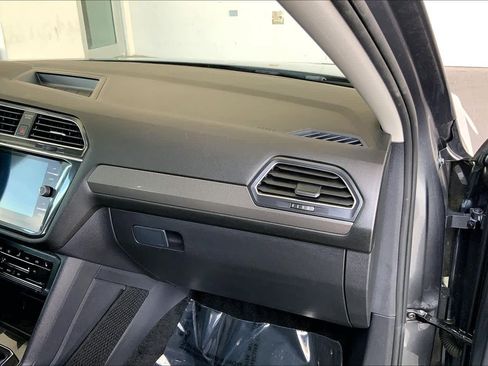 Used 2023 Volkswagen Tiguan SE w/ Panoramic Sunroof Package FWD image 20