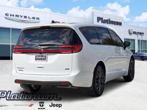 New 2026 Chrysler Pacifica Select AWD/4WD image 5