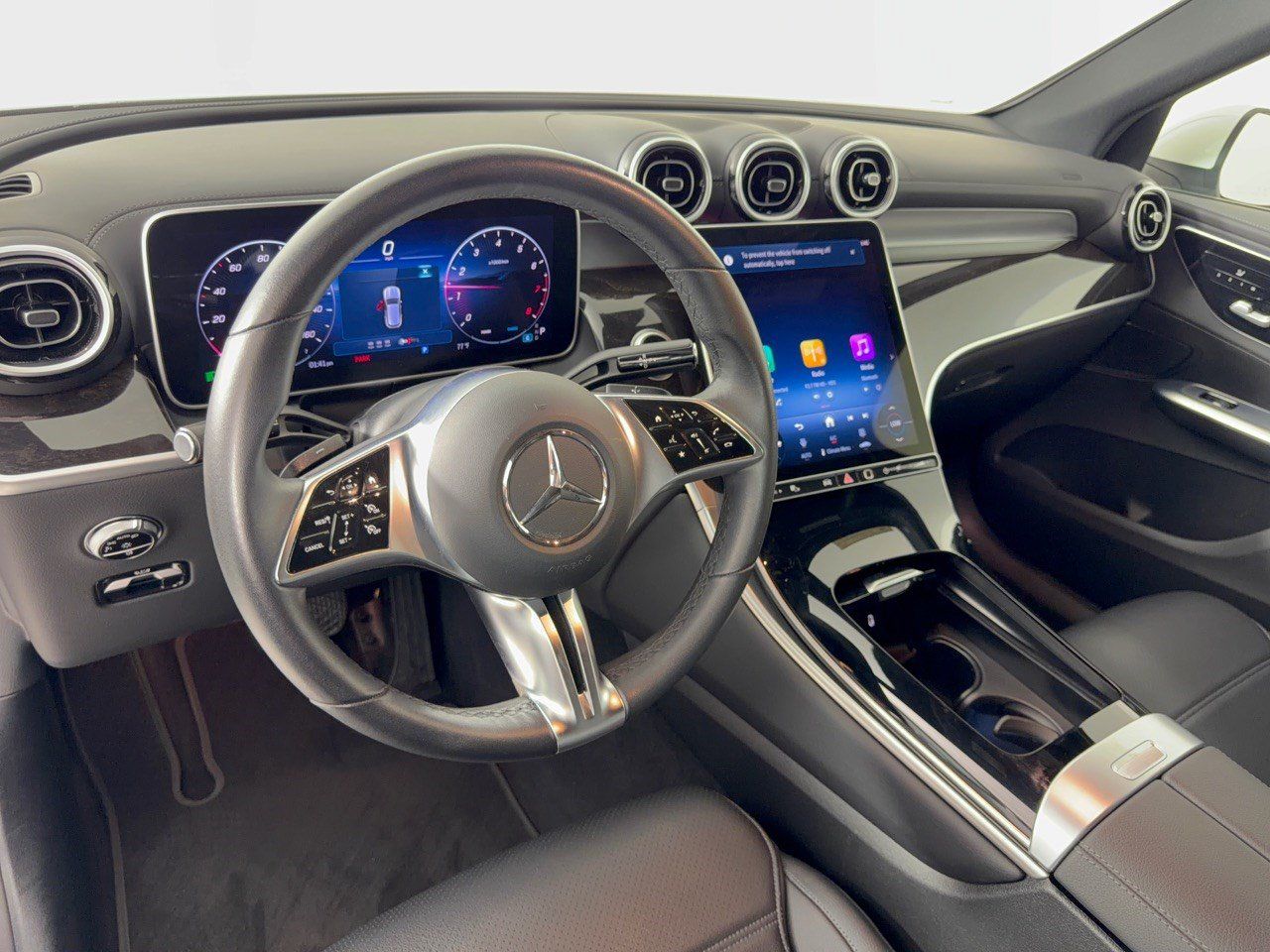 Used 2025 Mercedes-Benz GLC 300 image 4