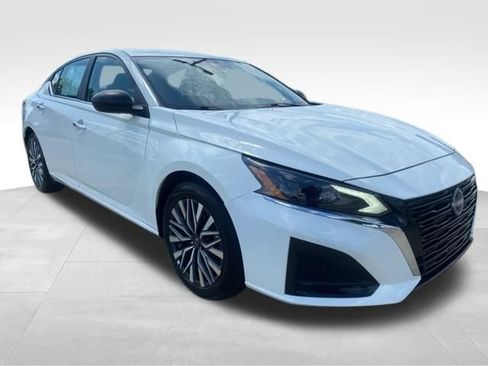 Used 2025 Nissan Altima 2.5 SV FWD image 4