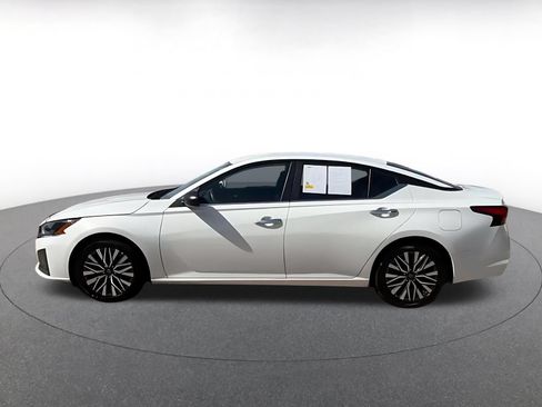 Used 2025 Nissan Altima 2.5 SV FWD image 9