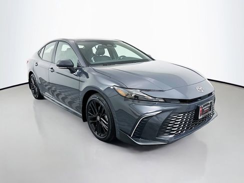 Used 2025 Toyota Camry SE image 3