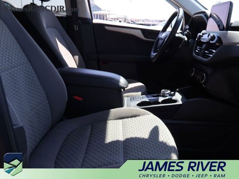 Used 2022 Ford Escape SE w/ SE Sport Appearance Package image 9