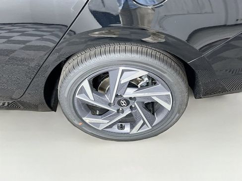 Certified 2025 Hyundai Elantra SEL image 24