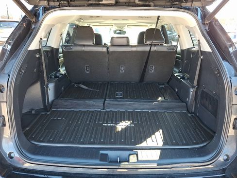 Used 2021 Toyota Highlander XLE image 29